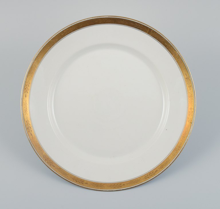 Royal Copenhagen no. 607. Round serving dish in porcelain.
Gold border with foliage.