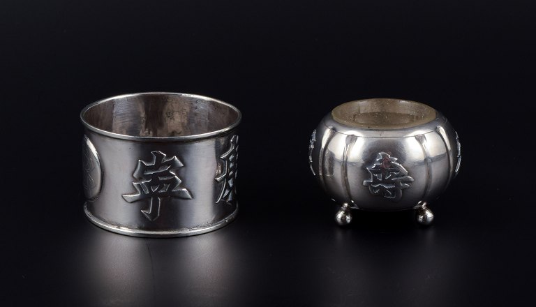 Hong Kong silver, napkin ring and salt shaker in silver.
