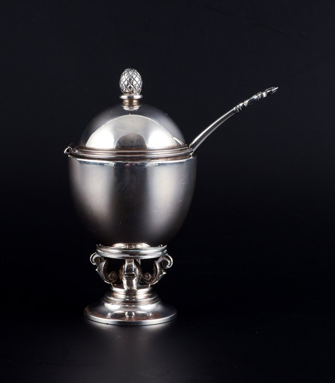 Georg Jensen, Acorn, mustard jar with spoon in sterling silver.
Interior in blue enamel.