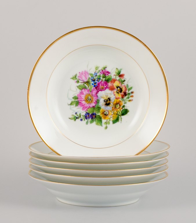 Bing & Grøndahl, seks dybe tallerkner i porcelæn håndmalet med polykrome 
blomster og gulddekoration.