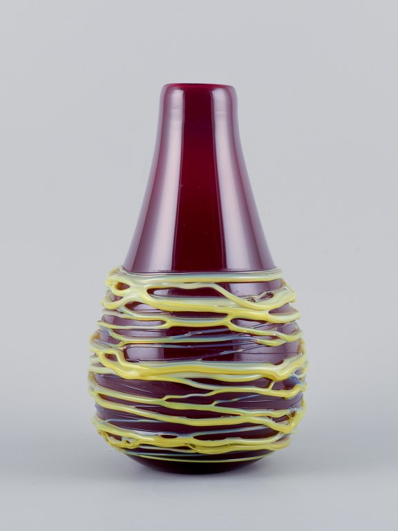 Murano, Italien, stor mundblæst spaghetti-vase i vinrødt kunstglas.