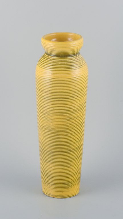 Berit Ternell (1929) for Bo Fajans, Sverige, ”Tiger” keramik gulvvase i rillet 
modernistisk design med glasur i gule nuancer.