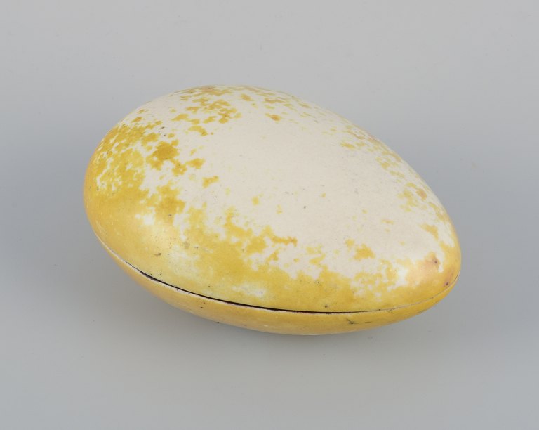 Hans Hedberg for Biot, Frankrig, æggeformet lågkrukke.
Unika-keramik. Glasur i gule og hvide toner.