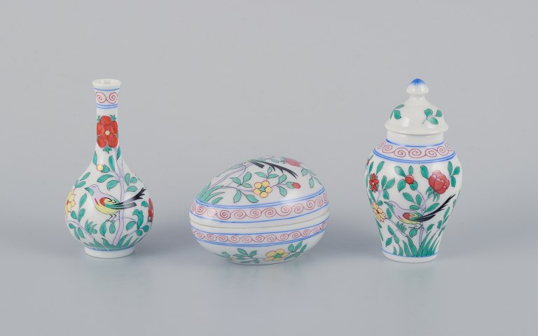 Herend, Ungarn, tre dele porcelæn, bestående af lågbojan, lille vase og 
æggeformet lågkrukke, håndmalet med blomster og fugle.