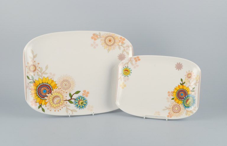 Villeroy & Boch, Luxembourg, two large "Helianthos" porcelain platters.
In flower power retro style.