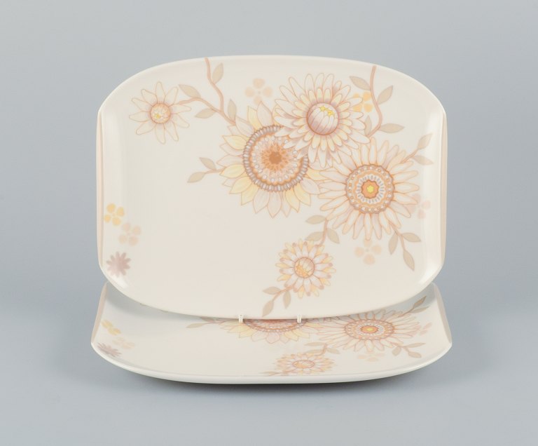 Villeroy & Boch, Luxembourg, two porcelain dishes.
Designed with retro-style sunflowers.