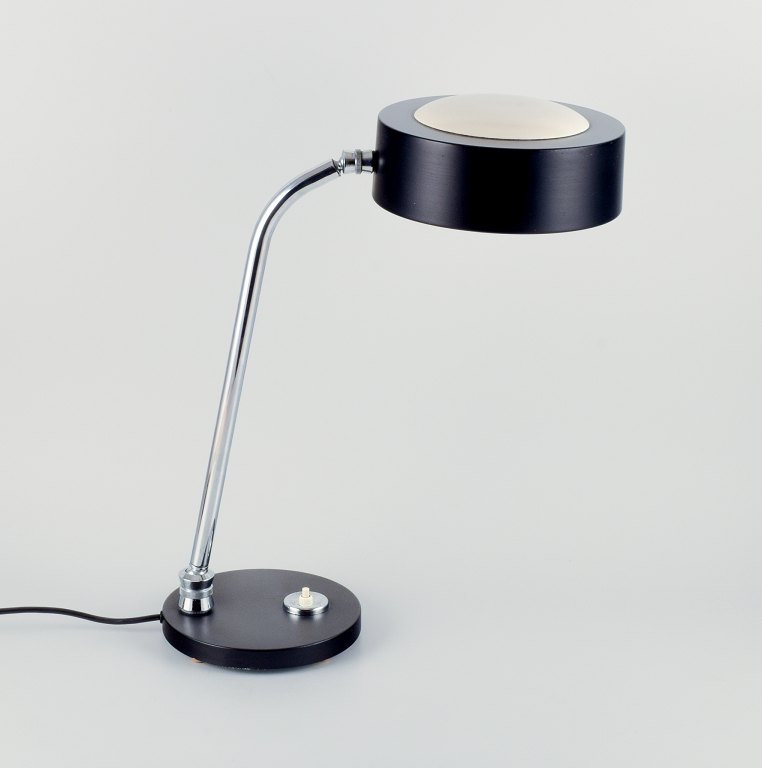 Charlotte Perriand, Jumo, fransk skrivebordslampe i krom og sortlakeret metal 
med justerbar skærm.
