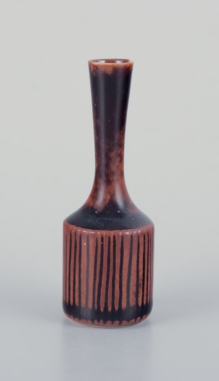 Stig Lindberg (1916-1982), Gustavsberg - Studio Hand, miniaturevase 
med glasur i brune nuancer.