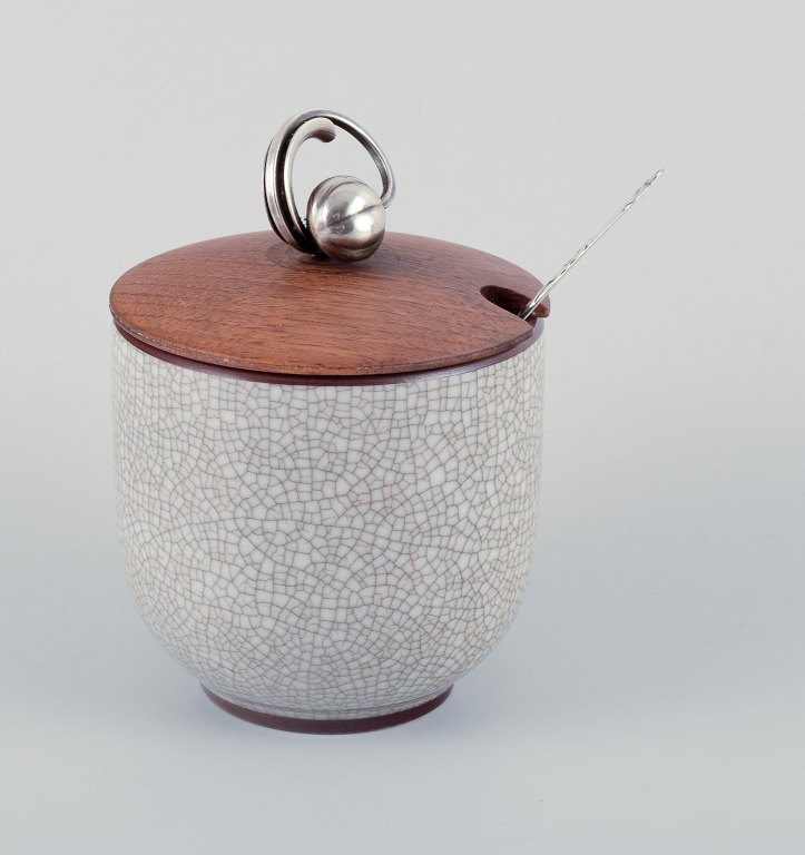 Bing & Grøndahl, marmeladekrukke i krakelé porcelæn
med tilhørende trælåg af Hugo Grün med blomsterknop i 830 sølv.