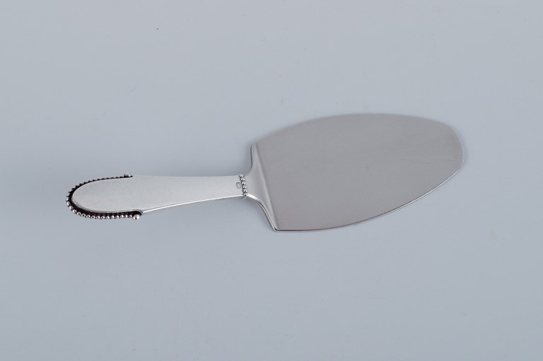 Georg Jensen Beaded.
Serving spoon in sterling silver with steel blade.