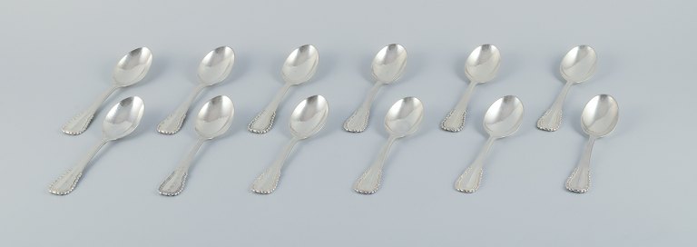 Georg Jensen, Nordisk, et sæt på tolv dessertskeer i sterlingsølv og tretårnet 
sølv.