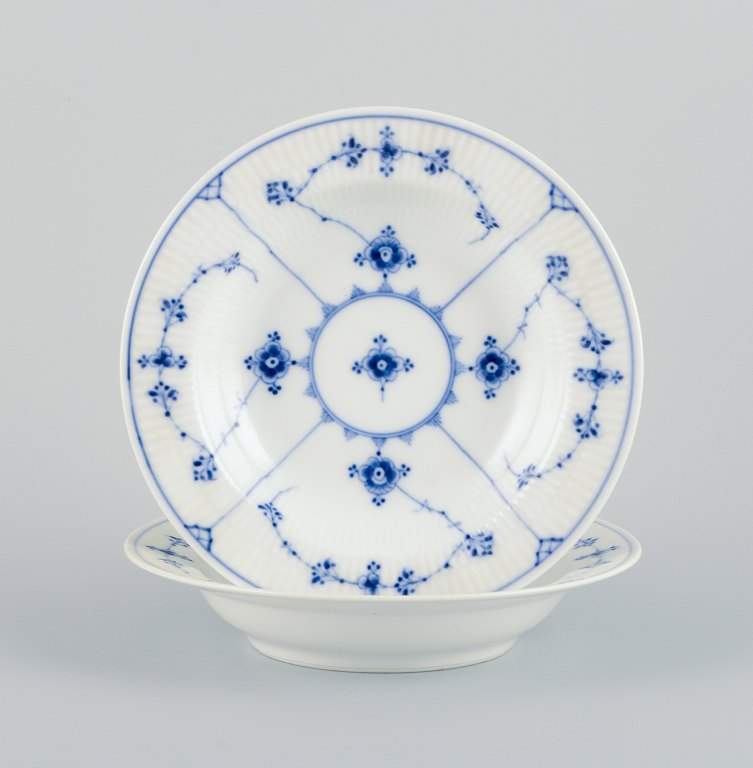 Royal Copenhagen Musselmalet Riflet, to dybe porcelænstallerkner.