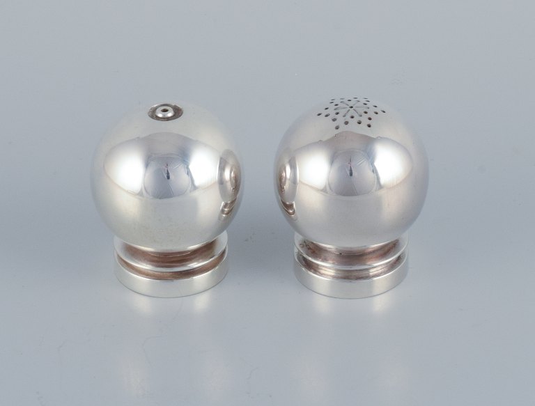 Harald Nielsen for Georg Jensen. A pair of Pyramid salt and pepper shakers in 
sterling silver.