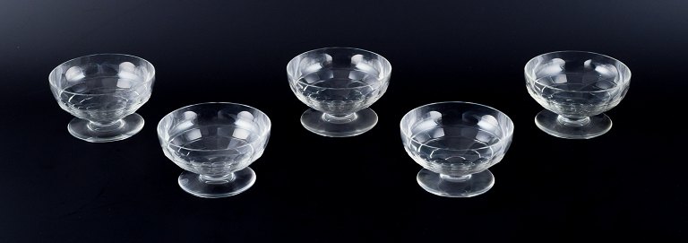 Baccarat, Frankrig, et sæt på fem ”Charmes” Art Deco champagneskåle i klart 
krystalglas. Facetslebet.