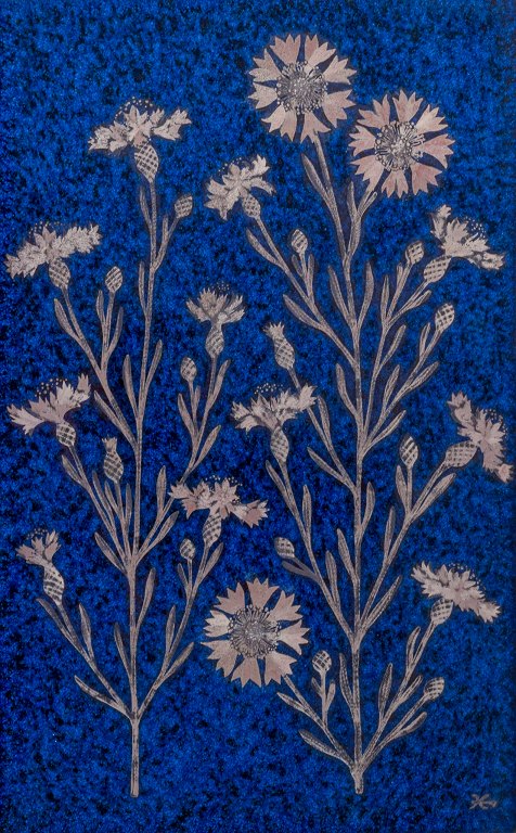 Heinz Erret (1920-2003) for Gustavsberg, Sverige.
Stort vægrelief i stentøj dekoreret med blomster i sølv på mørkeblå baggrund.
