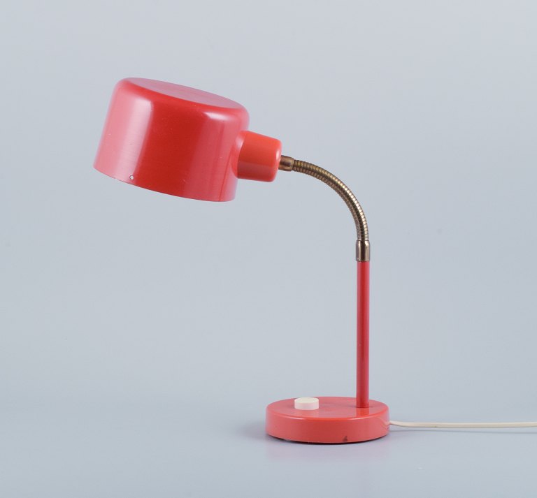 Svensk designer, bordlampe i retrostil. Orange lak.