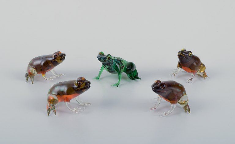 Murano, Italy. A collection of five miniature glass figurines of frogs in 
colored art glass.