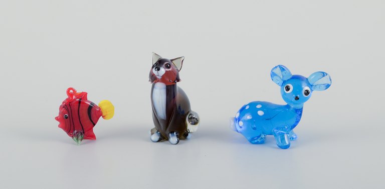 Murano, Italien. En samling på tre miniature glasfigurer af dyr bestående af 
hjort, fisk og ræv i farvet kunstglas.