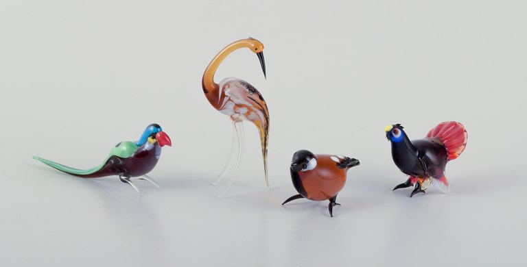 Murano, Italien. En samling på fire miniature glasfigurer af fugle i farvet 
kunstglas.