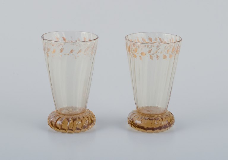 Emile Gallé (1846-1904), fransk kunstner og designer.
To små krystalglas hånddekoreret med blade i guld.