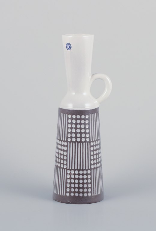 Mari Simmulson (1911-2000) for Upsala Ekeby.
"Ruta" pitcher/vase in ceramic. Stylish design.