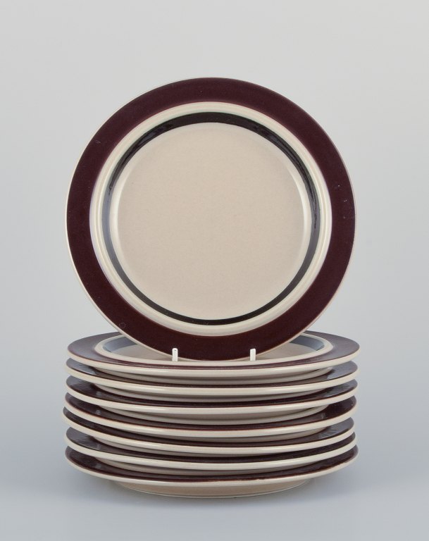 Raija Uosikkinen and Ulla Procopé for Arabia, Finland. A set of nine "Ruija" 
lunch plates in stoneware with brown decoration.