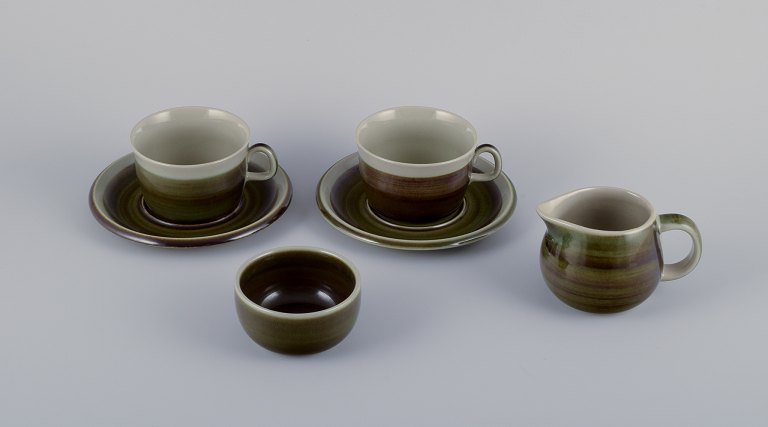 Marianne Westman (1928-2017) for Rörstrand. Stoneware from the "Maya" series. 
Two large coffeecups with saucers, and a sugar bowl and creamer.