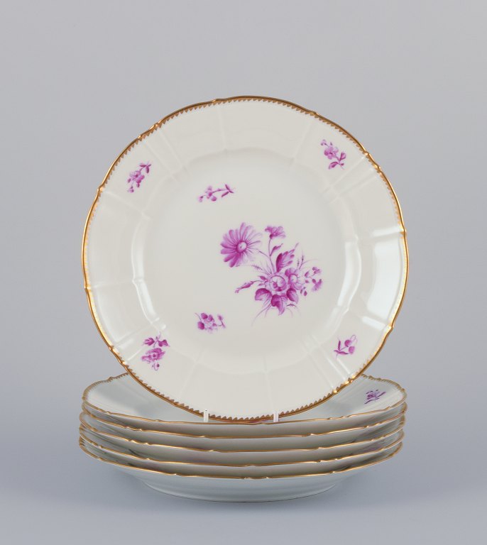 Bing & Grøndahl, Denmark. A set of six dinner plates with flower decorations in 
purple and gold trim. Hand-painted.