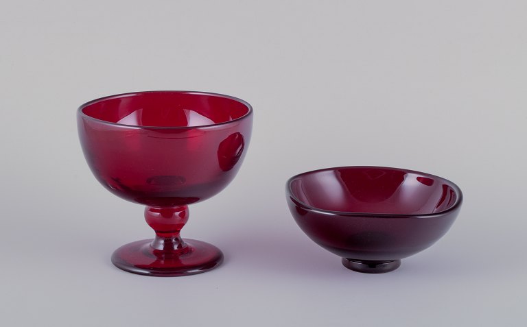 Monica Bratt for Reijmyre, Sweden. Bowl and pedestal in wine red mouth-blown art 
glass.