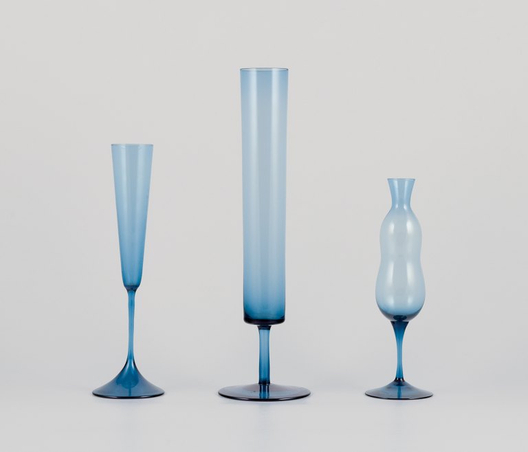 Svensk designer, tre vaser i kunstglas udført i slankt design.
Blåt mundblæst glas.