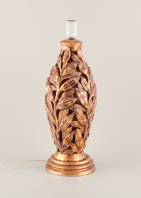 Stor italiensk bordlampe i keramik. Udformet som grene med gulddekoration.