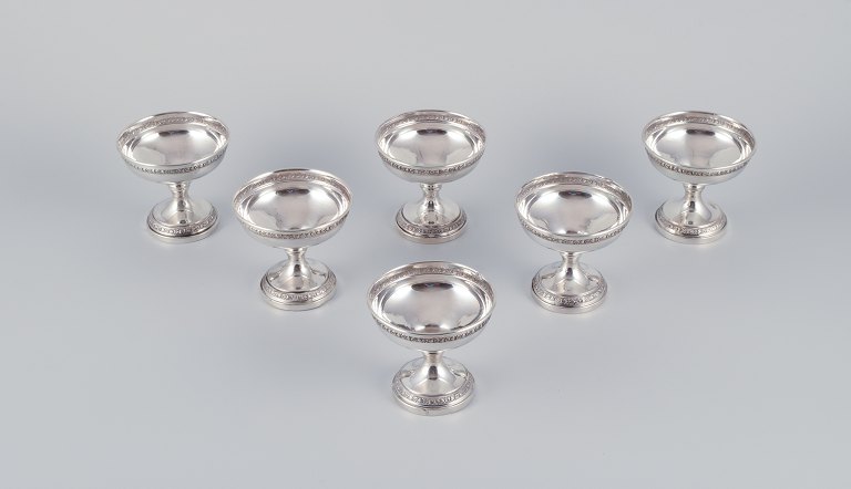 A set of six American sterling silver goblets.
Classic design adorned with flowers.