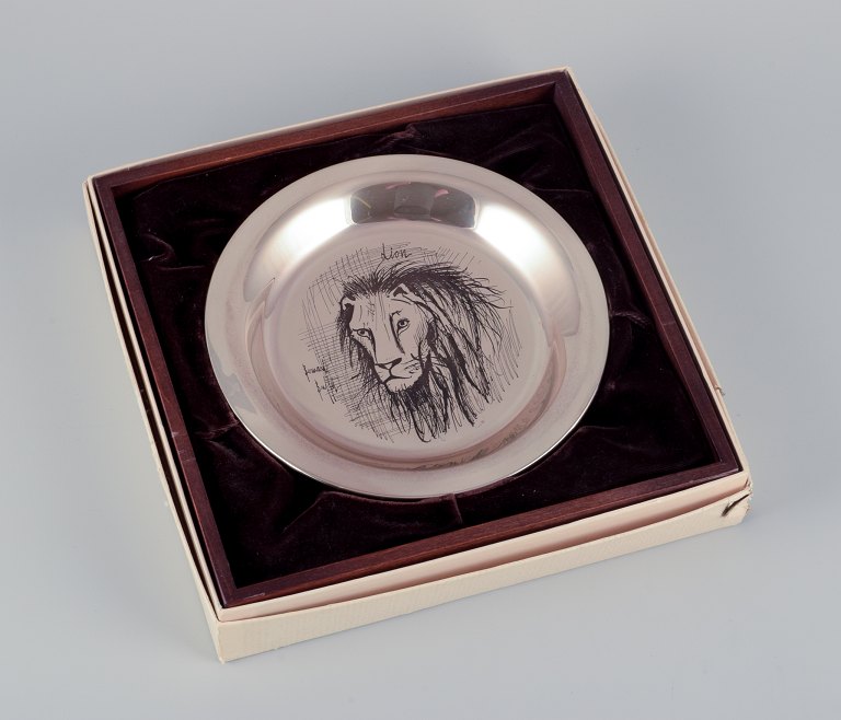 Bernard Buffet (1928-1999), French artist.
Year plate in sterling silver. 1976.
Engraved image of a lion.