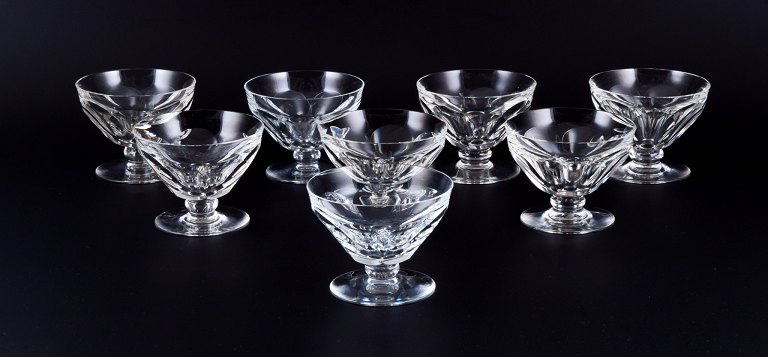 Baccarat, Frankrig. Et sæt på otte Art Deco champagneskåle i facetslebet 
krystalglas.