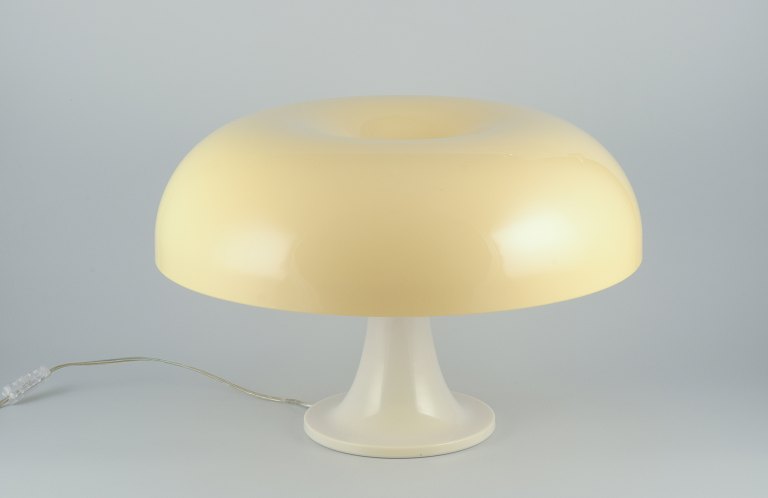 Giancarlo Mattioli, Nesso, Artemide, Italien. Retro vintage bordlampe i hvidt 
akrylplast.