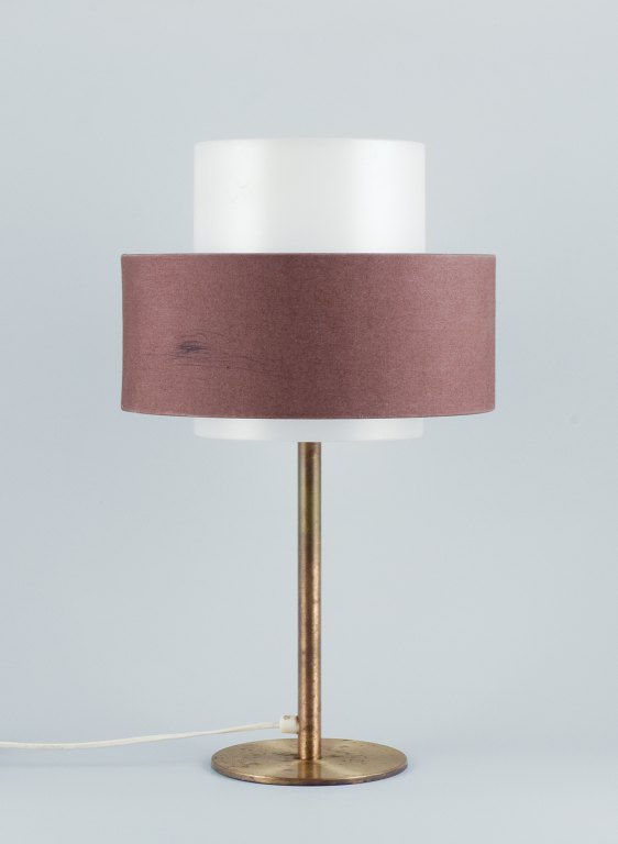 Luxsus, Sverige. Stor bordlampe i messing med skærm i plast og brunt stof.