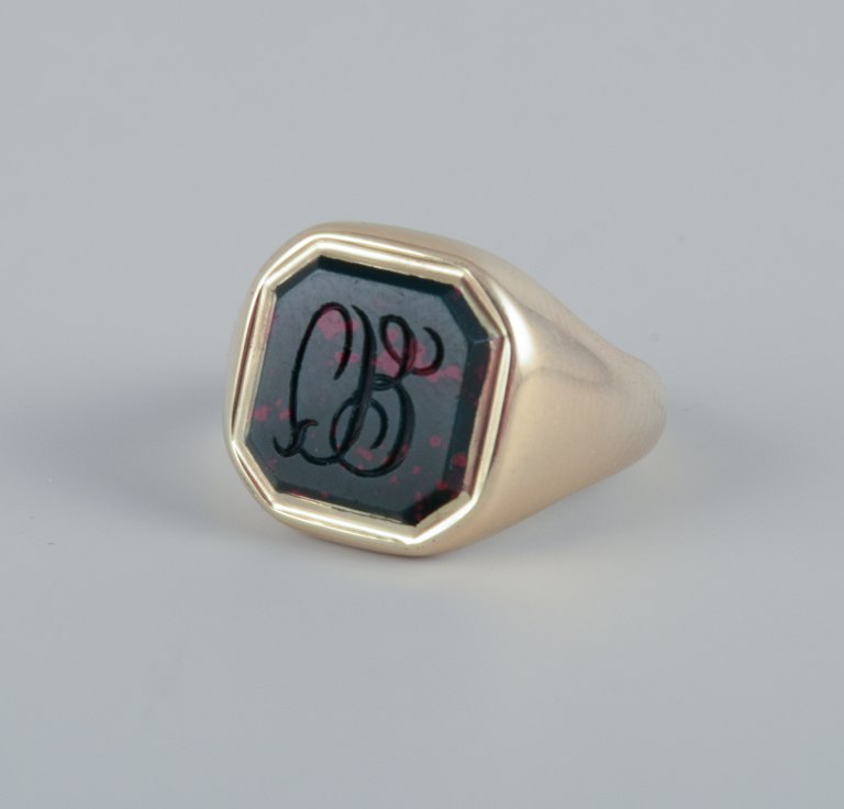 Classic 14 karat gold ring. Rhodonit, with monogram.