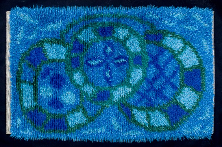 Svensk designer, håndvævet ryatæppe.
Geometrisk mønster i blå, violette og grønne farver.