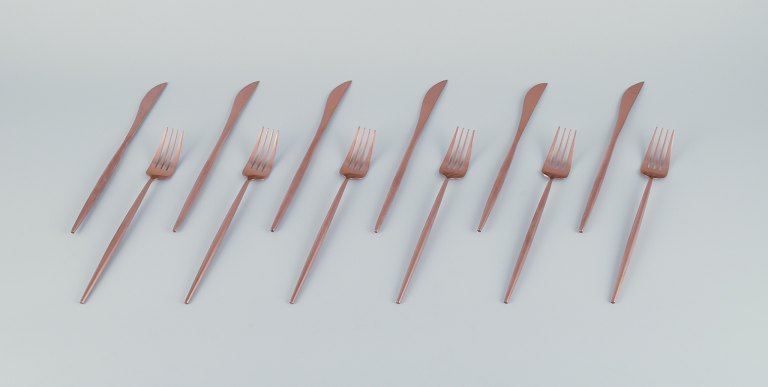 Et sekspersoners modernistisk middagsbestik i messing.
Bestående af seks middagsknive og seks middagsgafler.