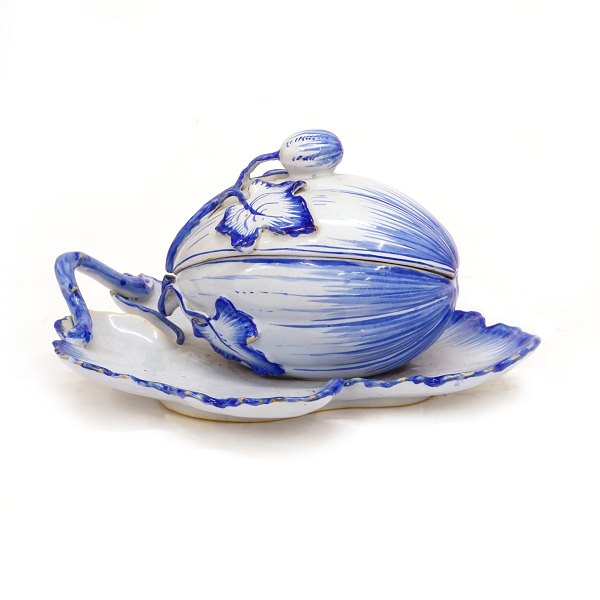 Signed blue decorated tureen signed Rörstrand 5/11 1764. H: 12cm. L: 22cm