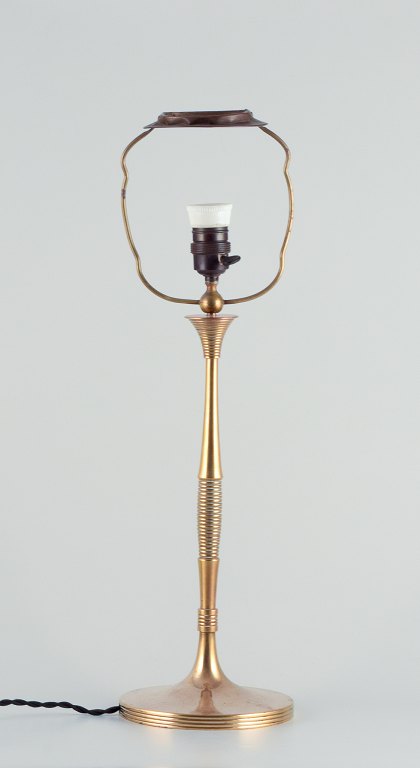 Bruno Paul (1874-1968), German architect.
Tall Art Deco table lamp in polished brass. Bauhaus style.