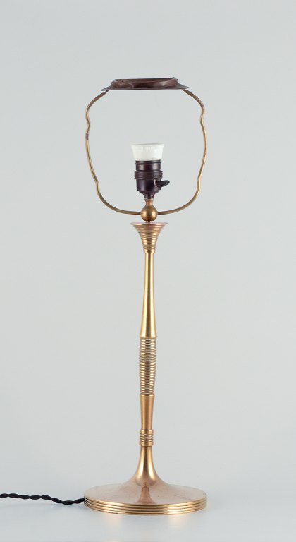 Bruno Paul (1874-1968), tysk arkitekt.
Høj Art Deco bordlampe i poleret messing. Bauhaus stil.