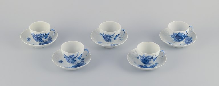 Royal Copenhagen Blue Flower Curved. A set of five coffee cups with saucers.