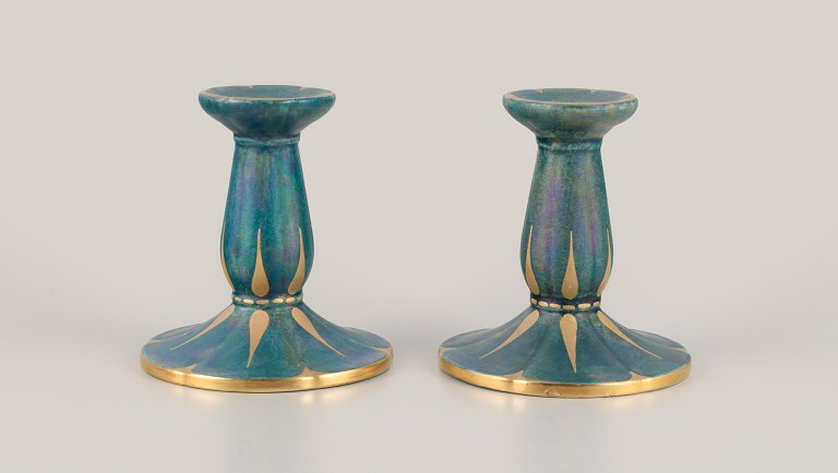 Josef Ekberg (1877-1945) for Gustavsberg, Sverige. Et par lysestager med glasur 
i grønblå toner, gulddekoration.