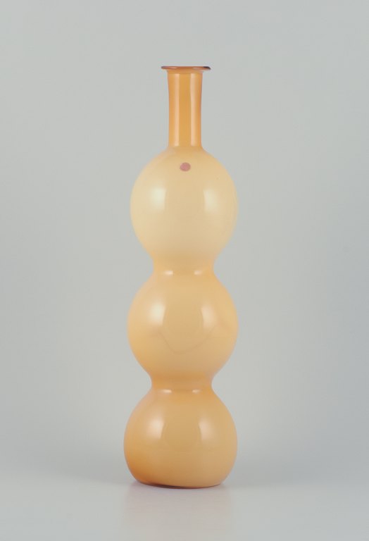 Murano/Venini, Italien. 
Stor mundblæst, okkergul kunstglasvase. Trippel gourd-formet.