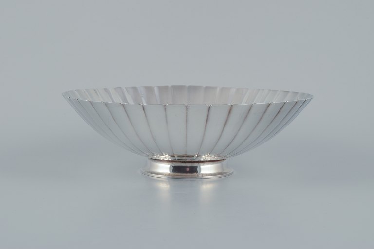 Sigvard Bernadotte for Georg Jensen. Stor jordbærskål i sterlingsølv.