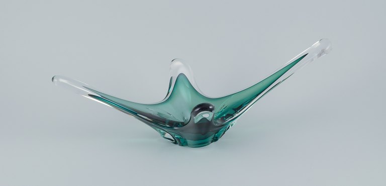 Murano, Italy. Large bowl in art glass.
Clear and green glass. Mouth-blown.