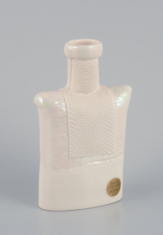 Suzanne Öhlén (born 1953) for Rörstrand, Sweden. Porcelain vase with glaze in 
light tones.