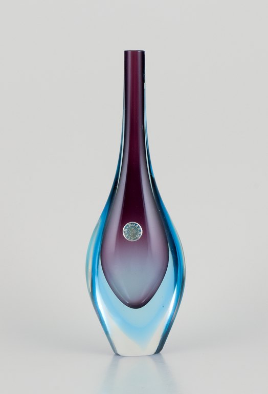Murano, Italien. Kunstglasvase med slank hals. Blåt og lilla glas.