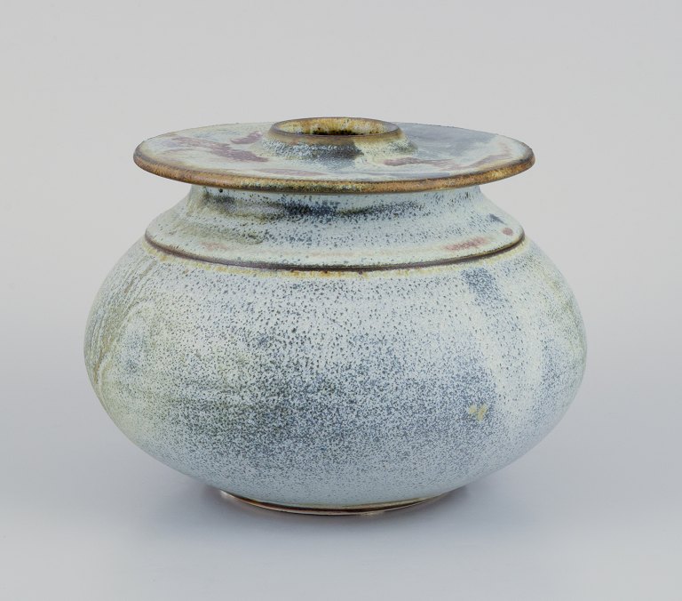 Sylvia Leuchovius (1915–2003), eget værksted. Stor unika keramikvase.
Glasur i blålige og grønne nuancer.